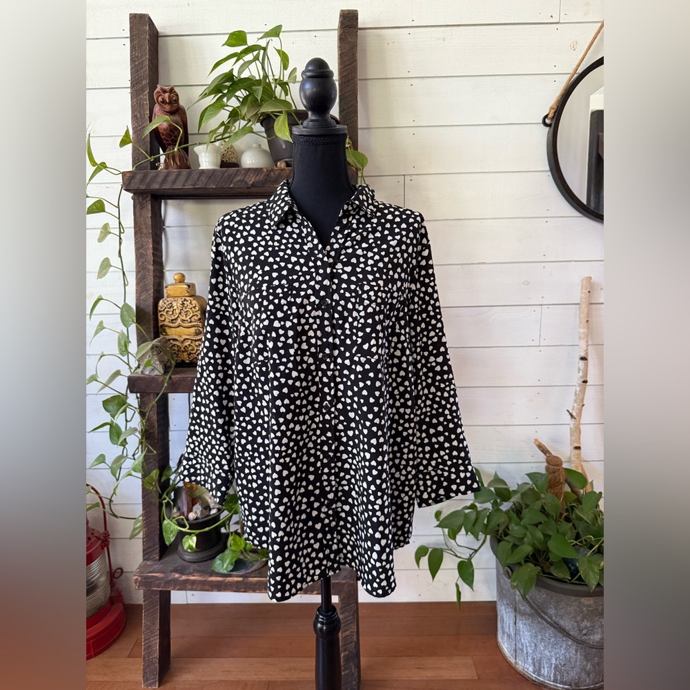 Dalia: Black and White Heart Pattern Button Up Blouse. - Picture 5 of 16